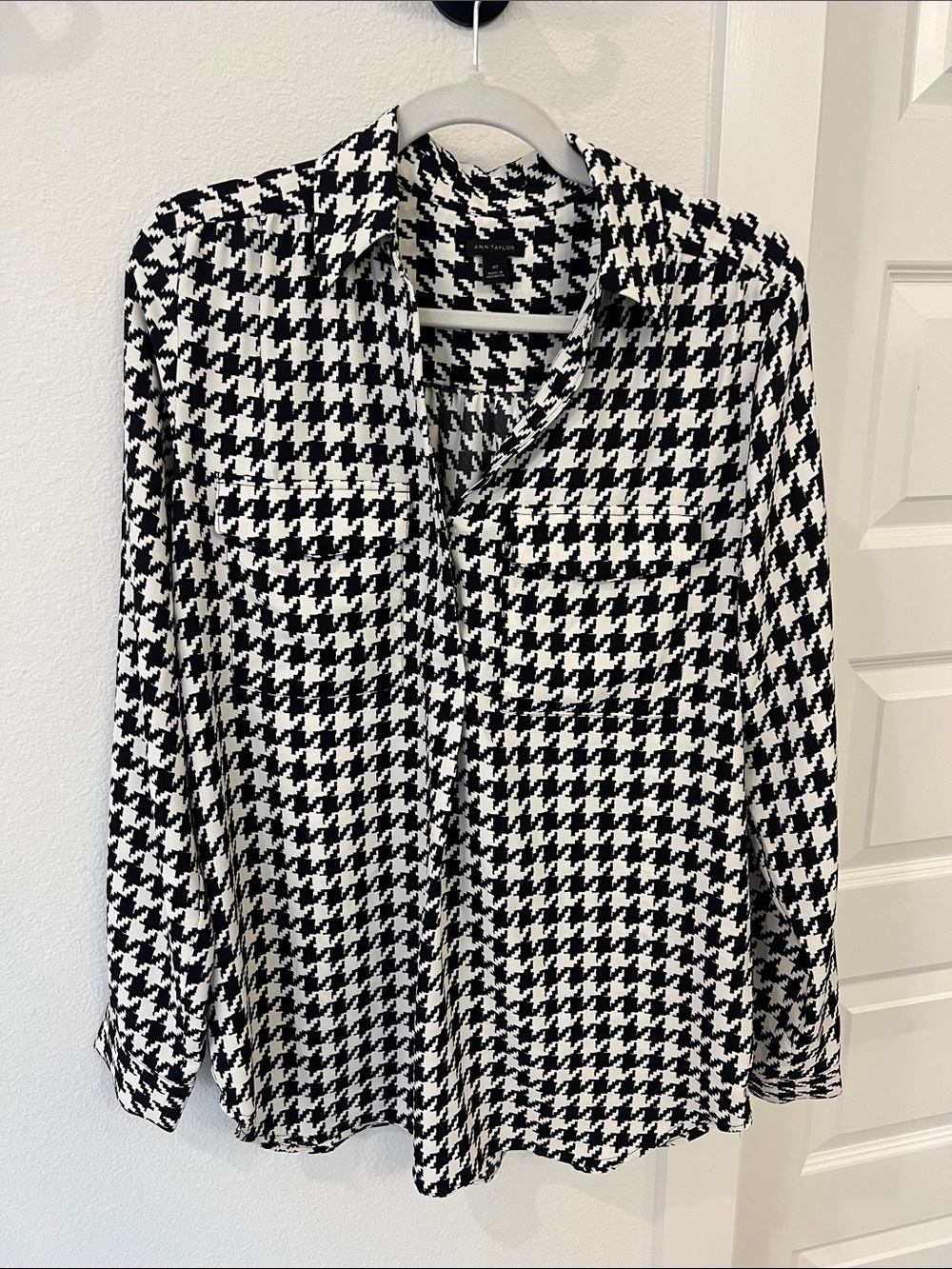 Ann Taylor Black & White Houndstooth Button-Down Shirt